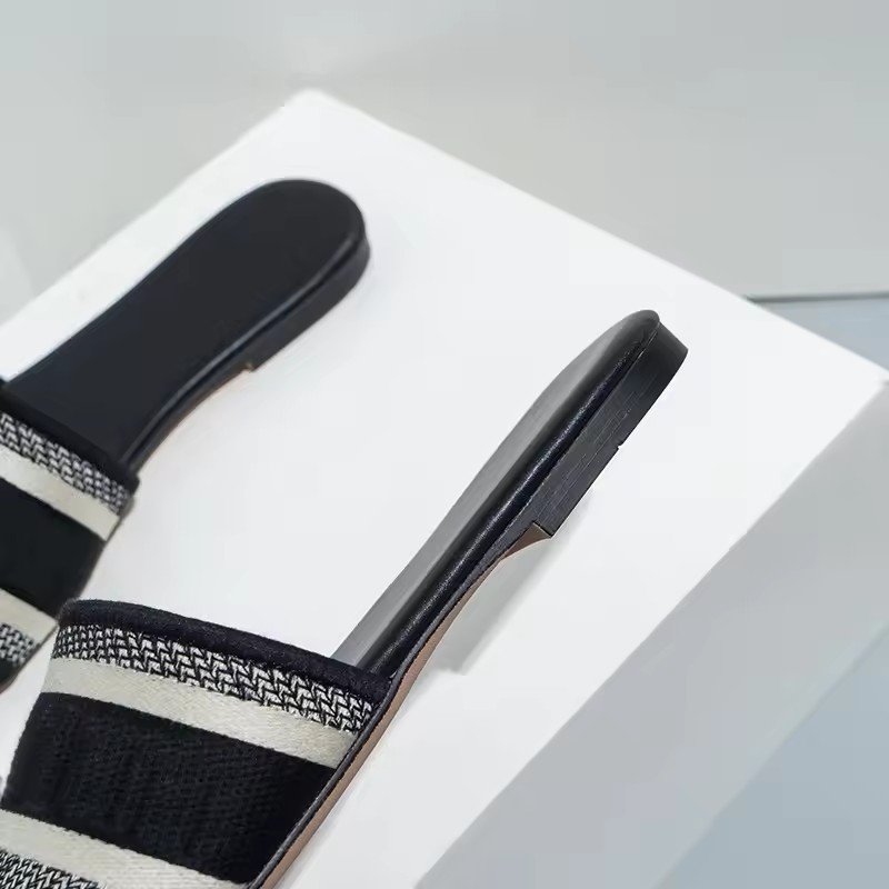 Fashion 2024 Luxury Embroidered Shoe Summer Letter shape Flat Slides Slippers Shoes Light Weight Outdoor Beach Sandals for Women