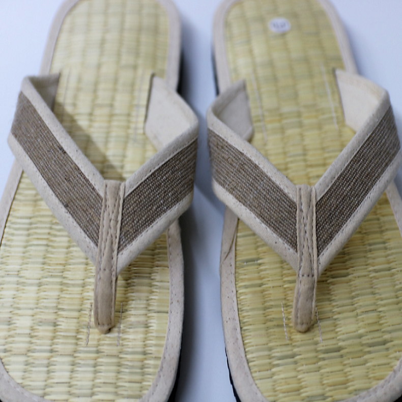 Wholesale Eco-Friendly Vietnam Slippers Handmade Flip Flops in Seagrass with Breathable Cinnamon Light Rubber Insole for Winter