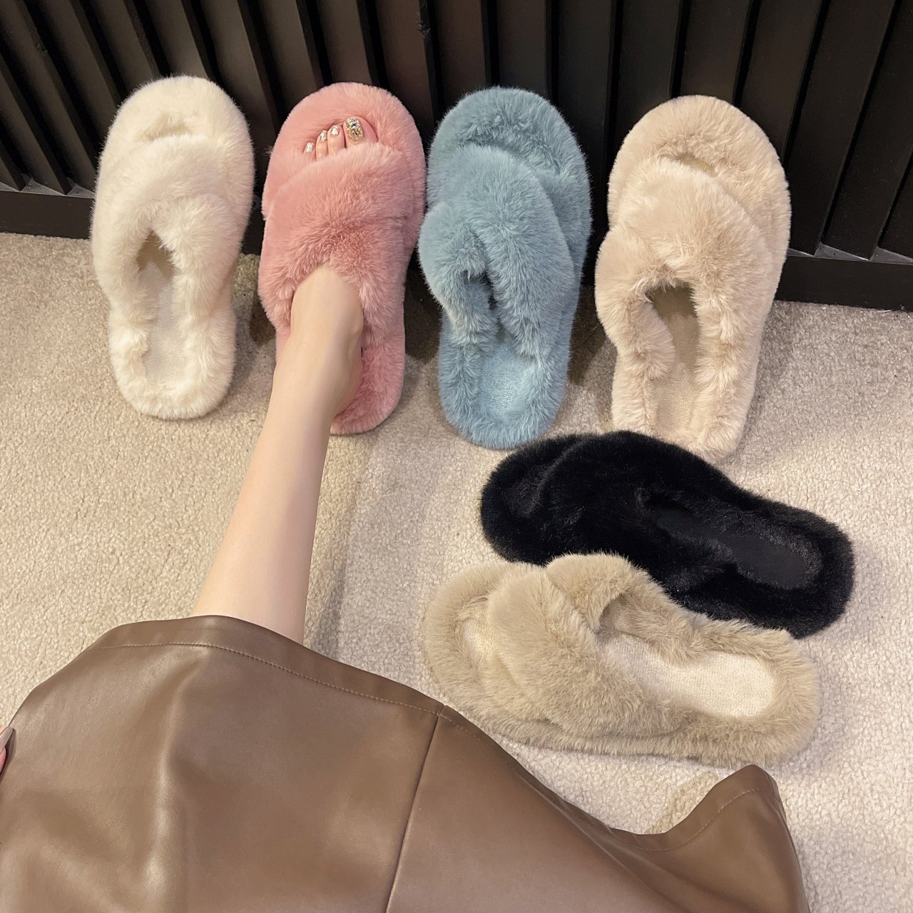 Custom Logo Women Warm Fluffy Furry Slippers Ladies Cross Soft Plush Colorful Slides Women Faux Fur Slides Slippers