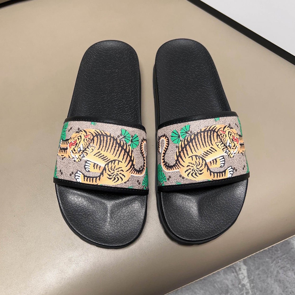 New Slippers For Men Designer Classical Style Sandals Luxury Designer Slippers Famous Brands Wholesale Luxury Men's Slippers