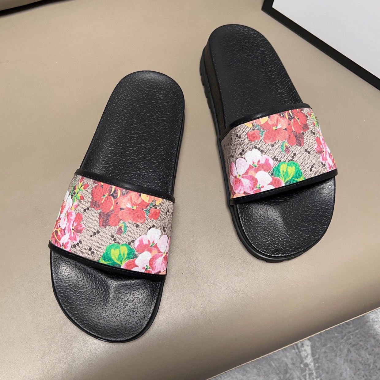 New Slippers For Men Designer Classical Style Sandals Luxury Designer Slippers Famous Brands Wholesale Luxury Men's Slippers