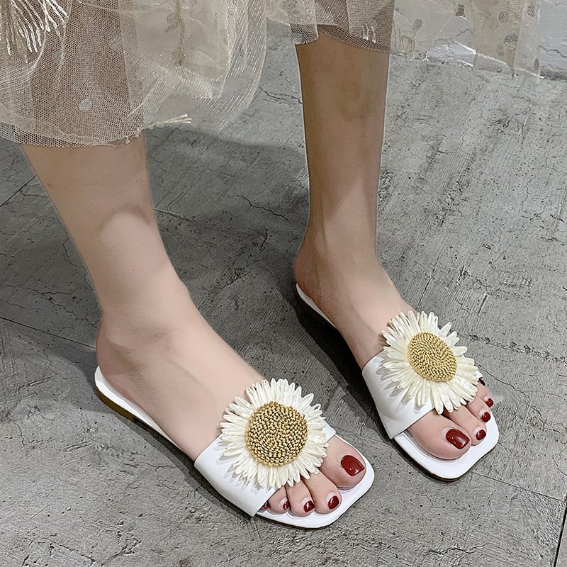 2024 Hot Sale Small Daisy Decoration Match Skirt Exquisite Flat Sandals Ladies Designer Slippers Flip-Flops Women's Sandals