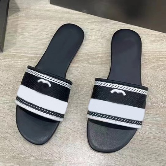 Large Size 42 Famous Slides Slippers 2024 Summer Designer Beach Slippers Flat Brand Women's Shoes Pink Chaussures pour femmes