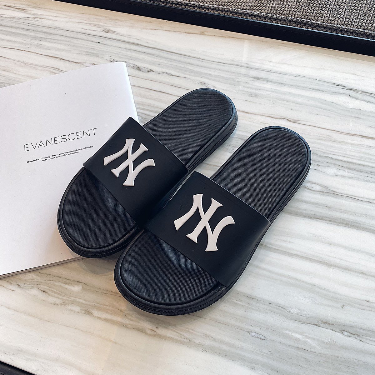 Slippers Men's Summer Fashionable Outwear Slippers Men's Outdoor Non-Slip Beach Shoes Korean Fashionable Distinctive Sandals