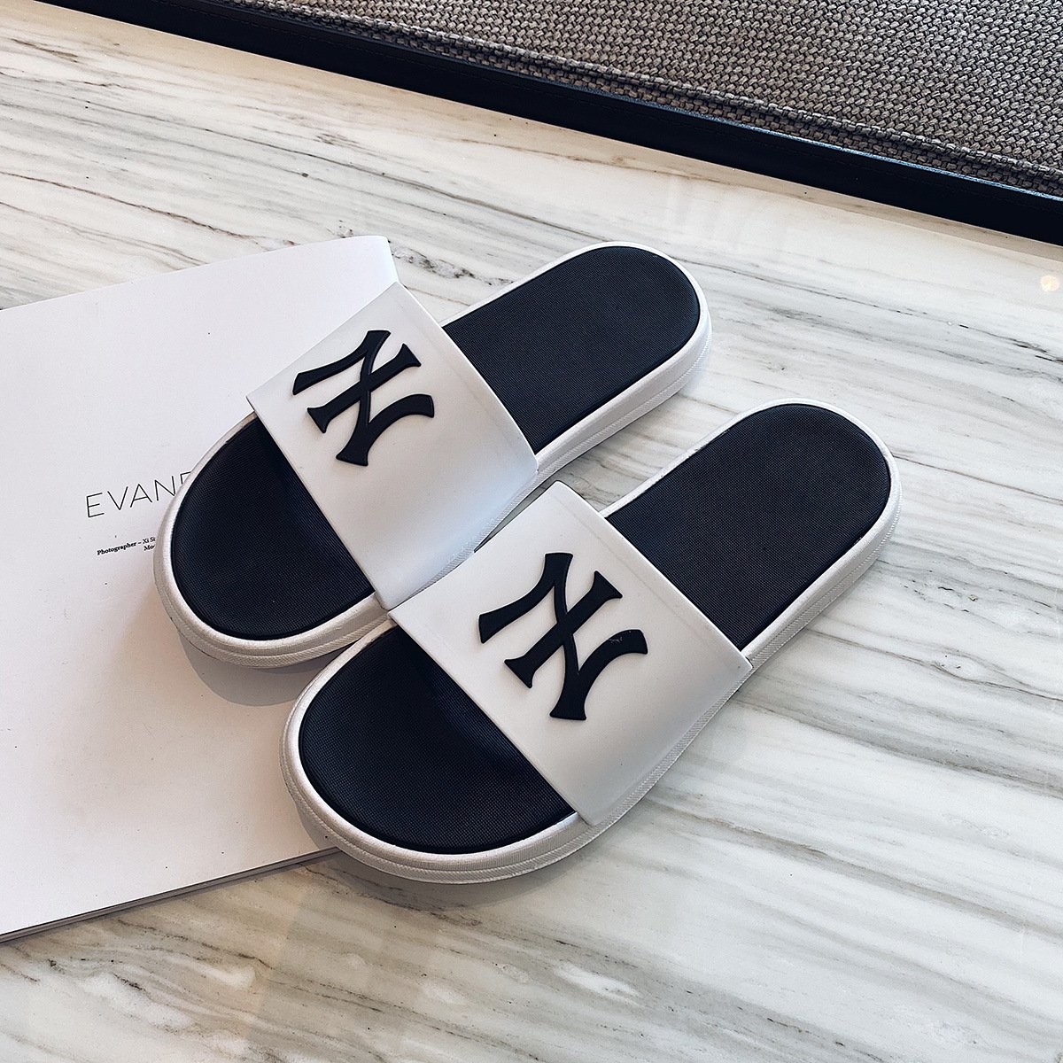 Slippers Men's Summer Fashionable Outwear Slippers Men's Outdoor Non-Slip Beach Shoes Korean Fashionable Distinctive Sandals