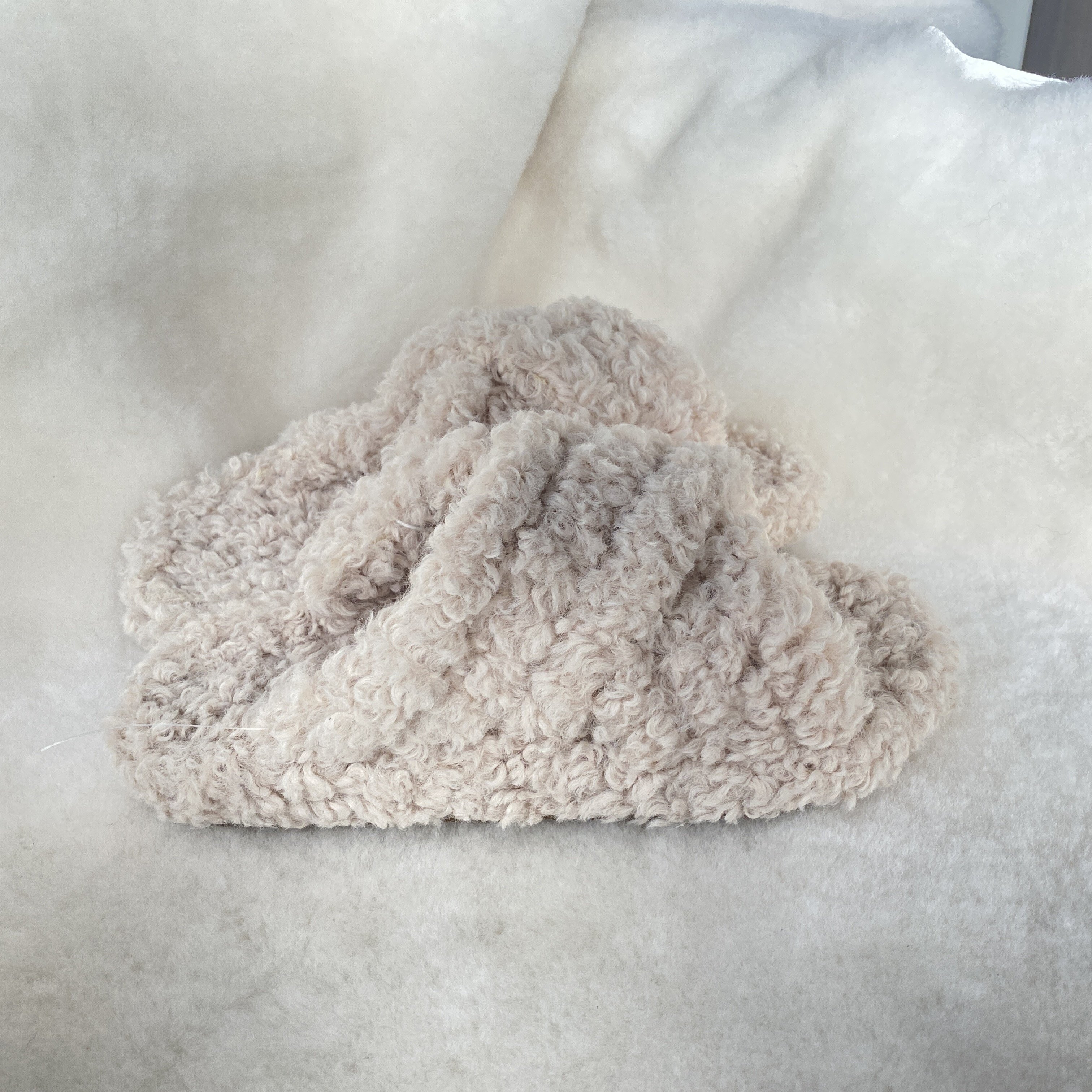 Factory Price Custom Fluffy Shearling Fur Comfy Open Toe Two Band Furry Real Sheepskin Fur Slides Slippers for Women