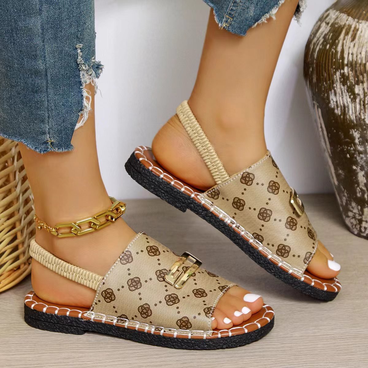 Open Toe Stylish Outdoor Beach Women's Slippers 2024 New Arrivals Wholesale Designer Sandals slippers