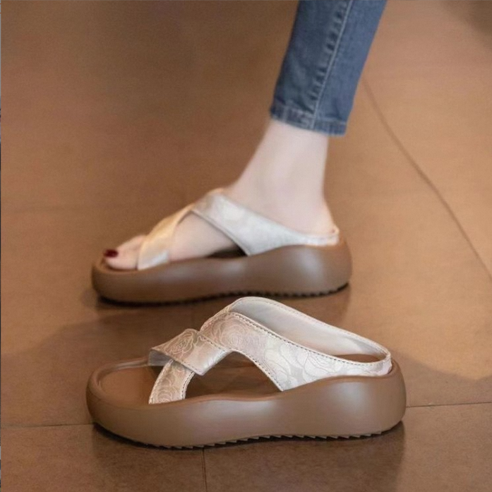 Women Bathroom Shoes Summer Thick Platform Flat Shoes Wholesale Cute Beach Sandal Anti Slip Home Slides Slippers