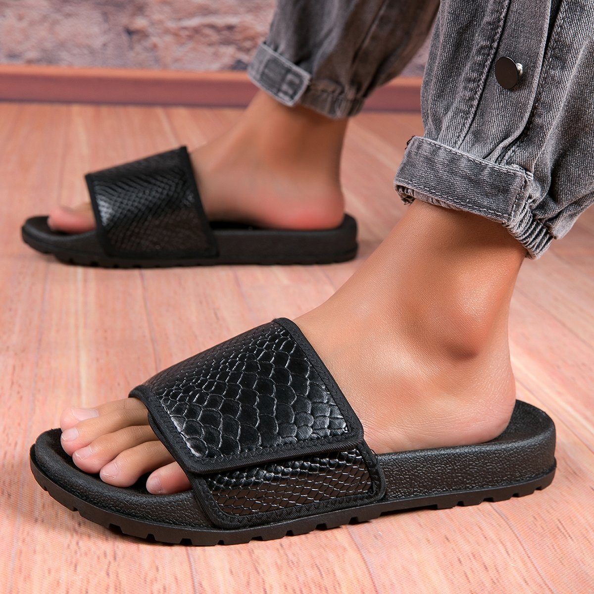 2024 Custom PU Slides Slipperl for Men Fashionable Summer Slipper with PVC Insole Plus Size Plus Size Customized Winter Footwear