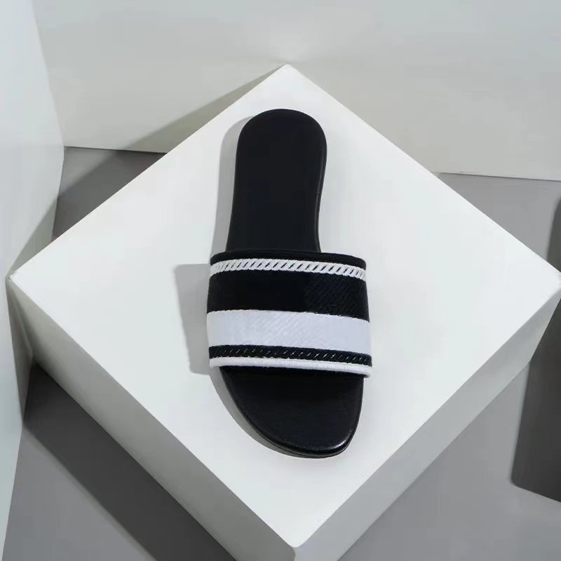 2024 Fashion Luxury Embroidered Shoe Summer Letter Shape Flat Slides Slippers Shoes Light Weight Outdoor Beach Sandals For Women