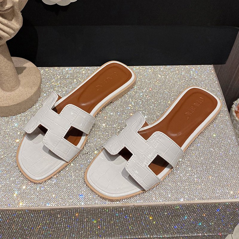 2024 New High Quality Ladies Flat Slippers Summer Beach Shoes Fashion Leather Sandals Slippers Outdoor Women Slides Slippers