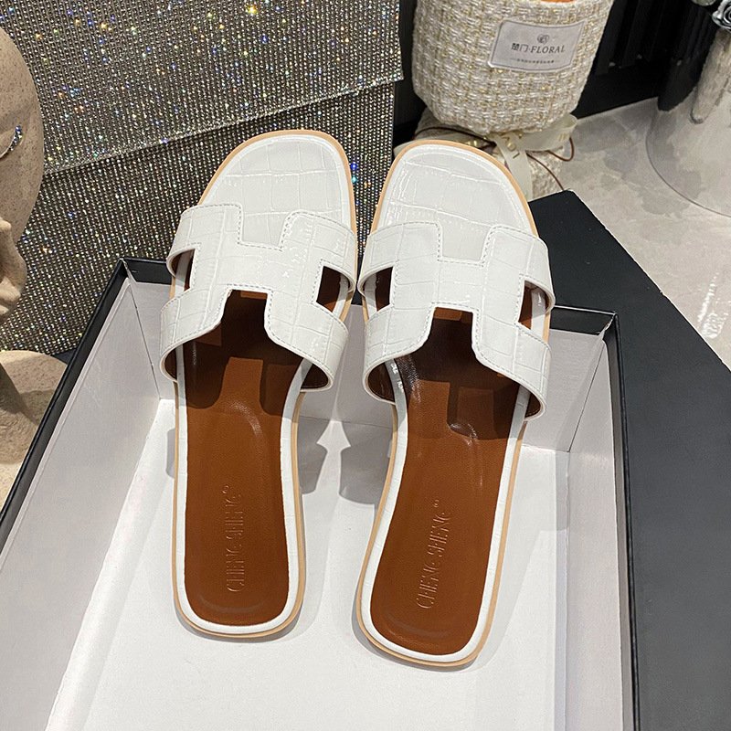 2024 New High Quality Ladies Flat Slippers Summer Beach Shoes Fashion Leather Sandals Slippers Outdoor Women Slides Slippers