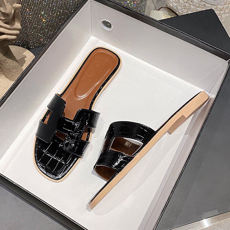 2024 New High Quality Ladies Flat Slippers Summer Beach Shoes Fashion Leather Sandals Slippers Outdoor Women Slides Slippers