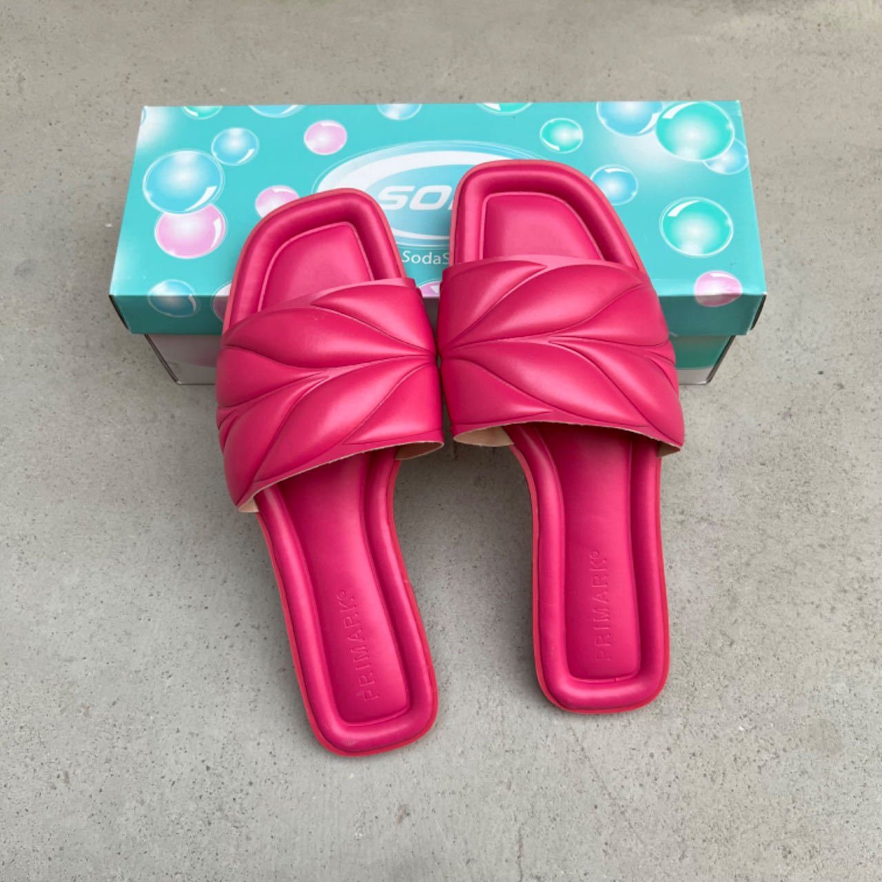Good Sale 2024 Square Head Single Strap Flat Soft Indoor Outdoor Slippers Ladies Slippers Women Shoes Sandals Flip Flops