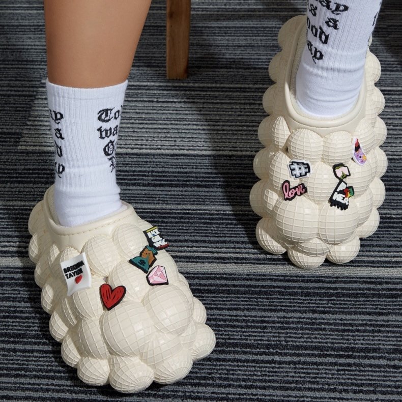 Factory Wholesale Winter Warm Massage Men Women Foam Runner Furry Plush Fashion Fur Slippers Bubble Slides With Fur And Charms