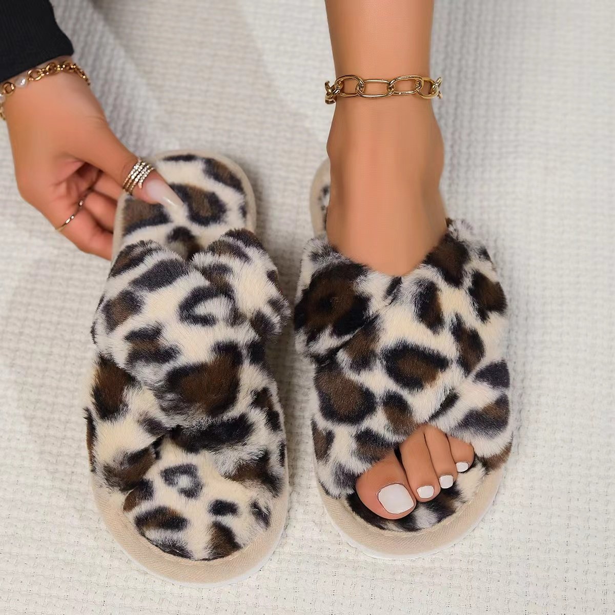 MYway New Arrival Luxury Fluffy Slippers Flat Plush Bedroom House Designer Women Slides Slippers For Women