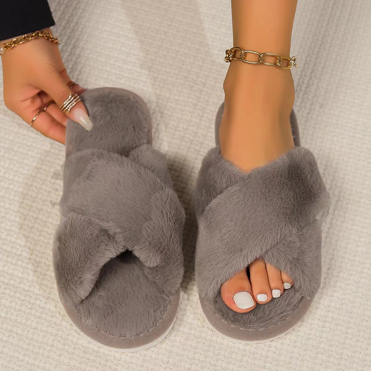 MYway New Arrival Luxury Fluffy Slippers Flat Plush Bedroom House Designer Women Slides Slippers For Women