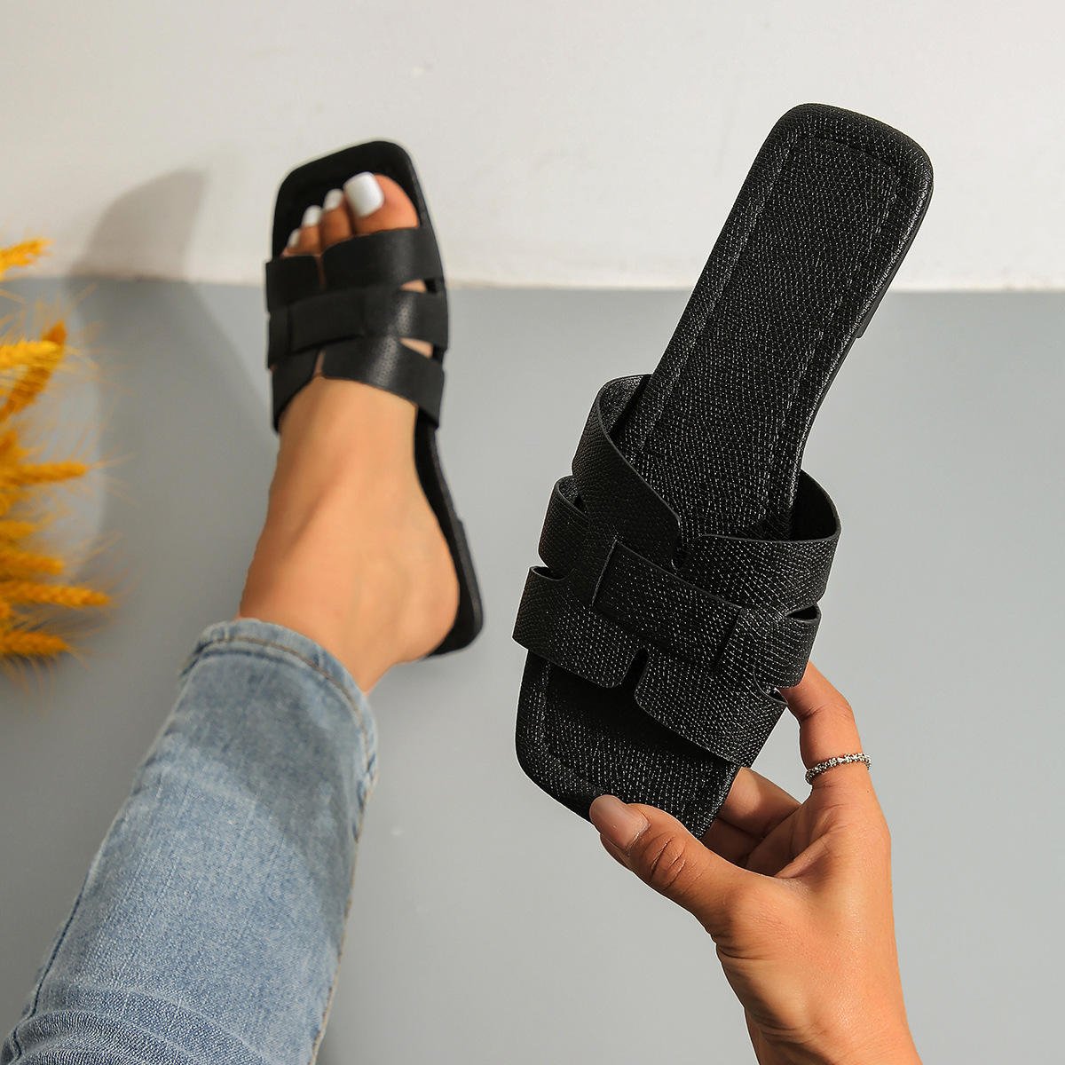 2024 Explosive Models Square Toe Designer Sandals Open Toe Lightweight Flat Sandals For Women And Ladies