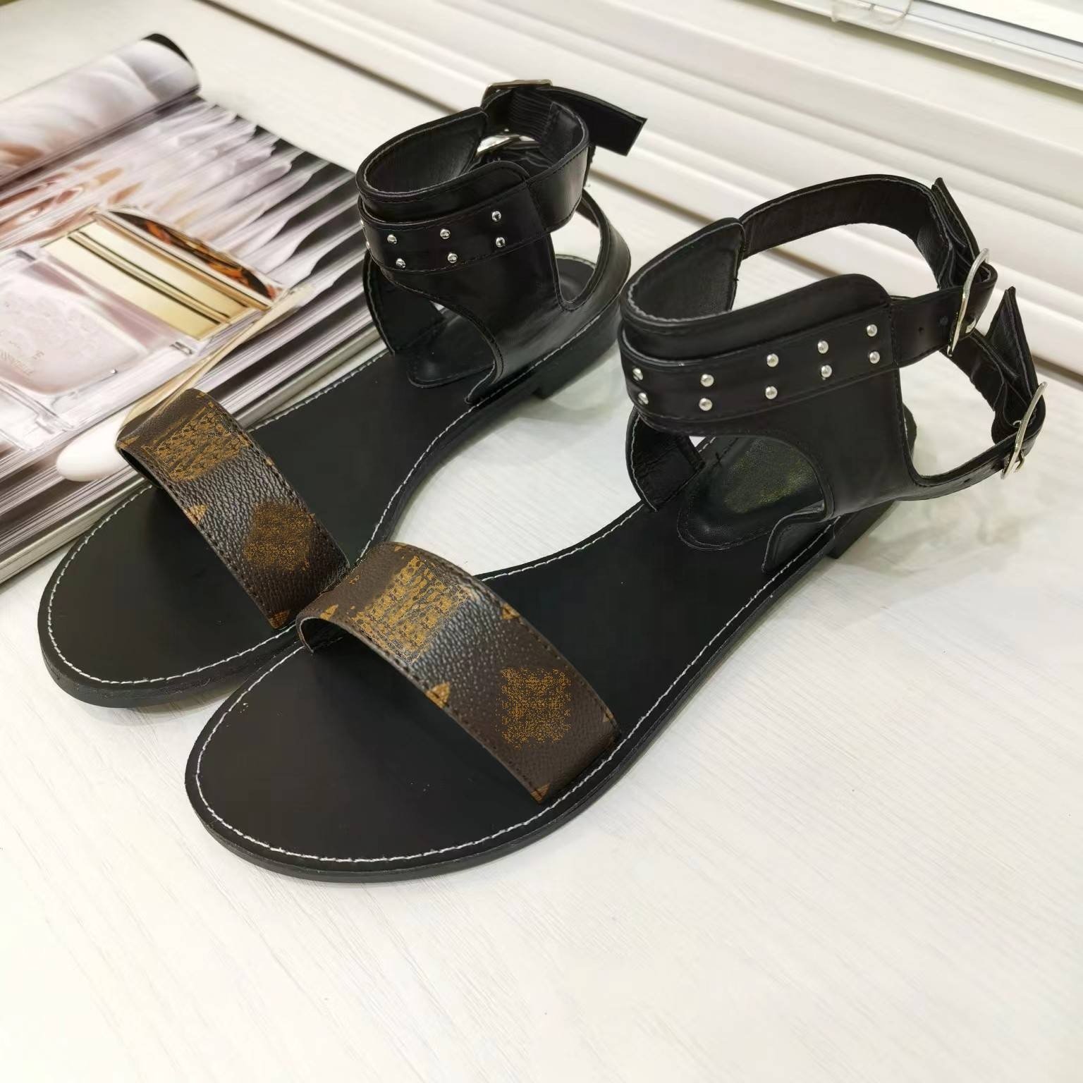 Designer Slipper Luxury Men Women Sandals Brand Slides Fashion Slippers Lady Slide Thick Bottom Design Casual Shoes Sneakers