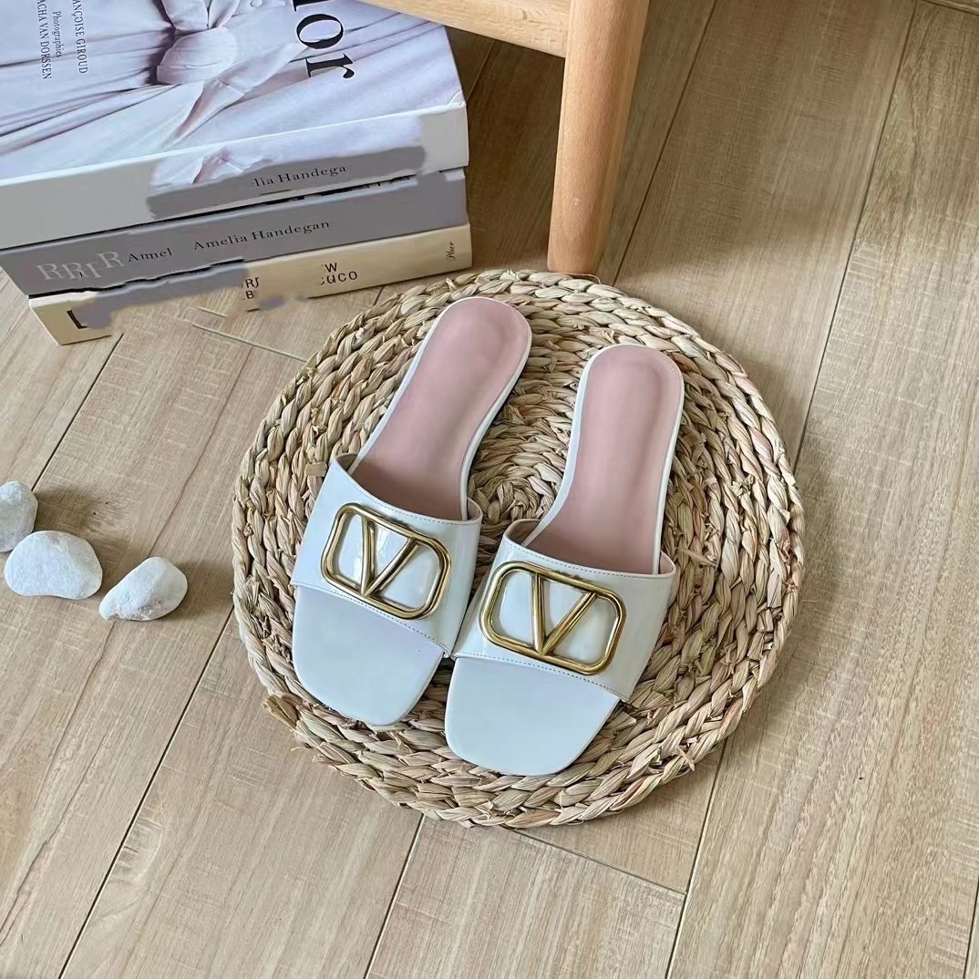 2024 Wholesale Fashion Open Toe Footwear Beach Flat Leather Luxury Designer Brand Female Summer Slides Women's Sandals Slipper