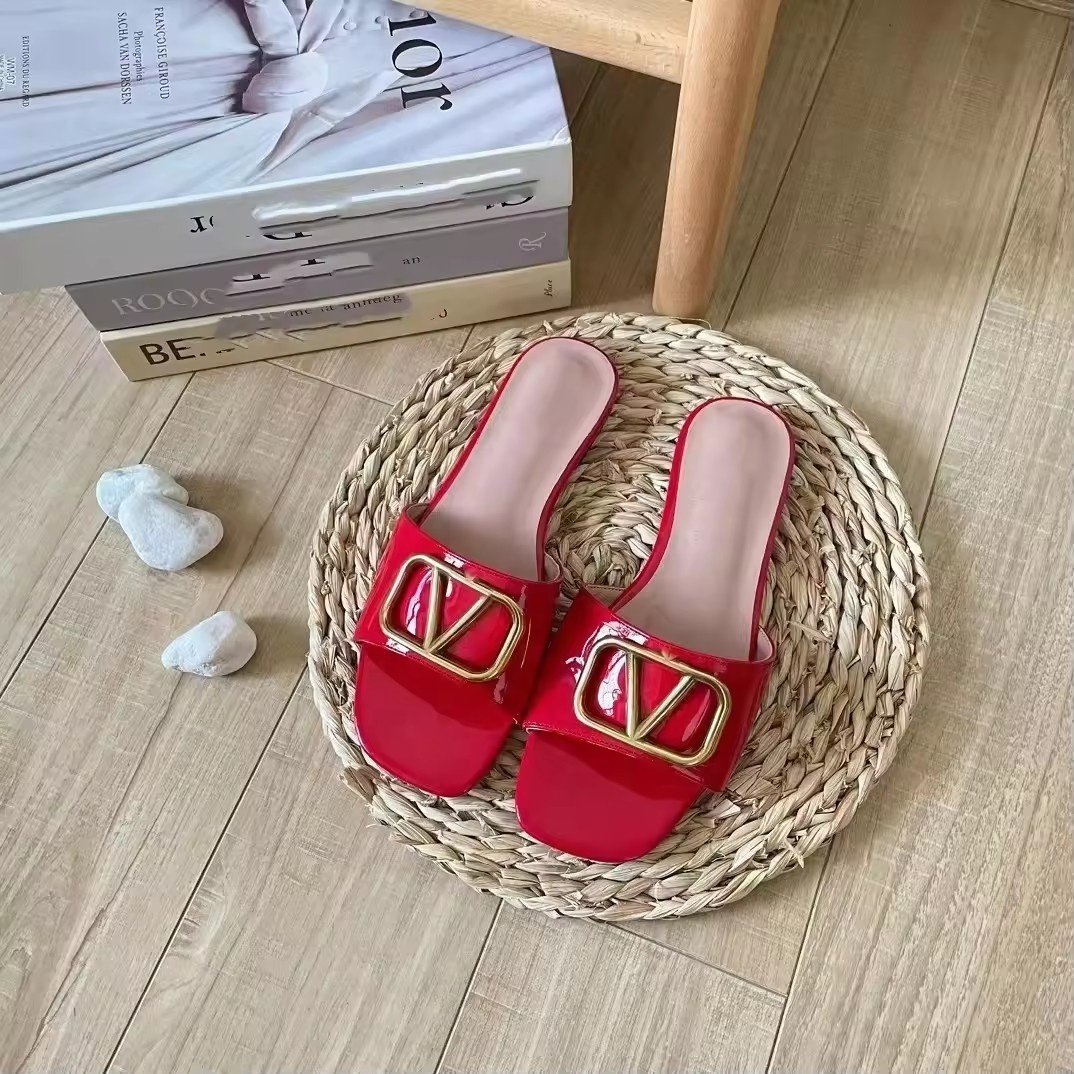 2024 Wholesale Fashion Open Toe Footwear Beach Flat Leather Luxury Designer Brand Female Summer Slides Women's Sandals Slipper