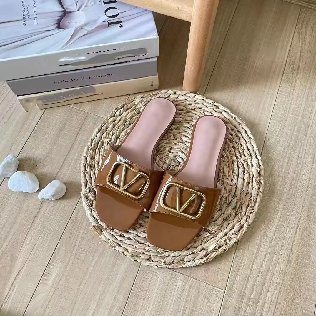 2024 Wholesale Fashion Open Toe Footwear Beach Flat Leather Luxury Designer Brand Female Summer Slides Women's Sandals Slipper