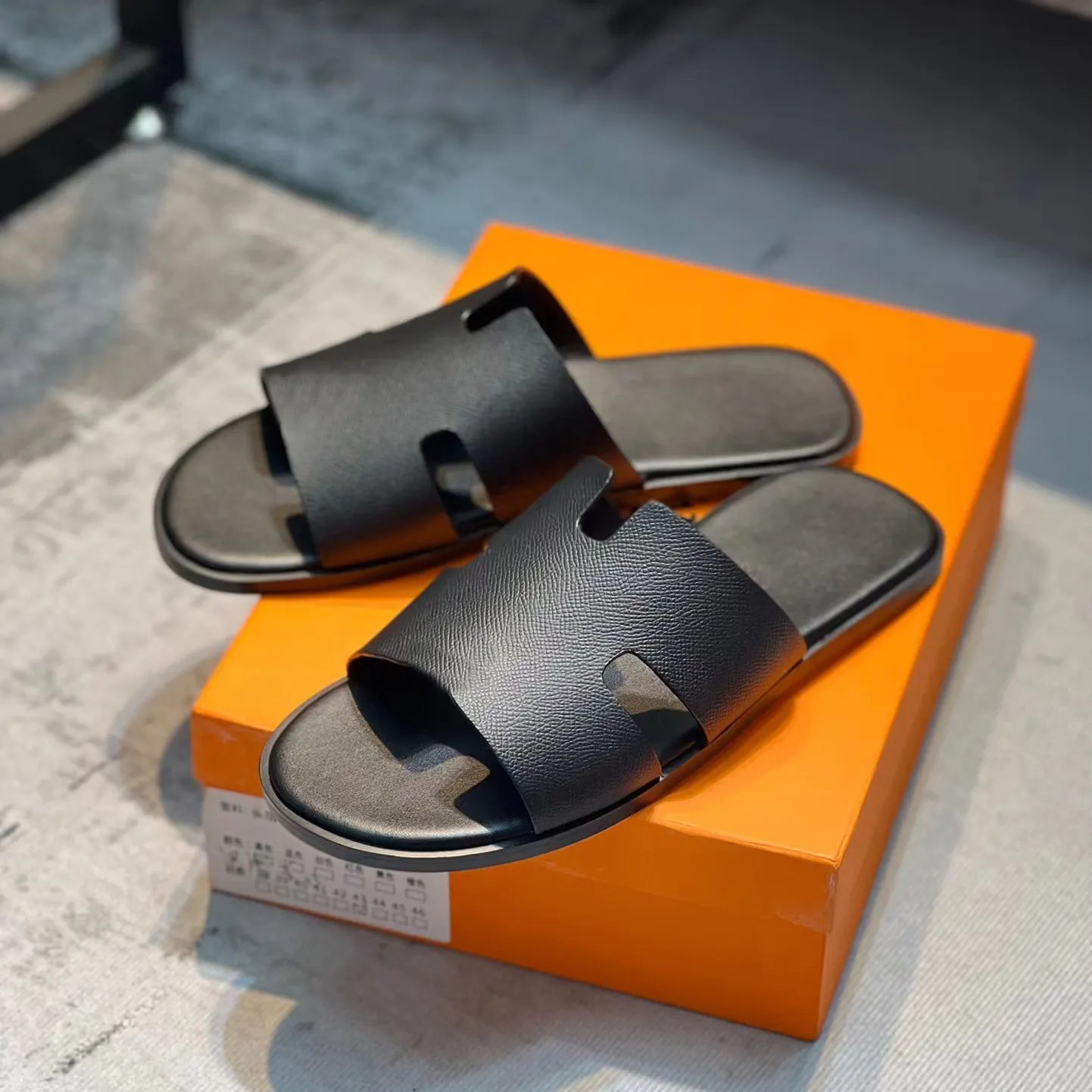 Men Slippers Designer Leather Sandals Flip Flop Heritage Calfskin Sandals Summer Lazy Large Beach Casual Slides