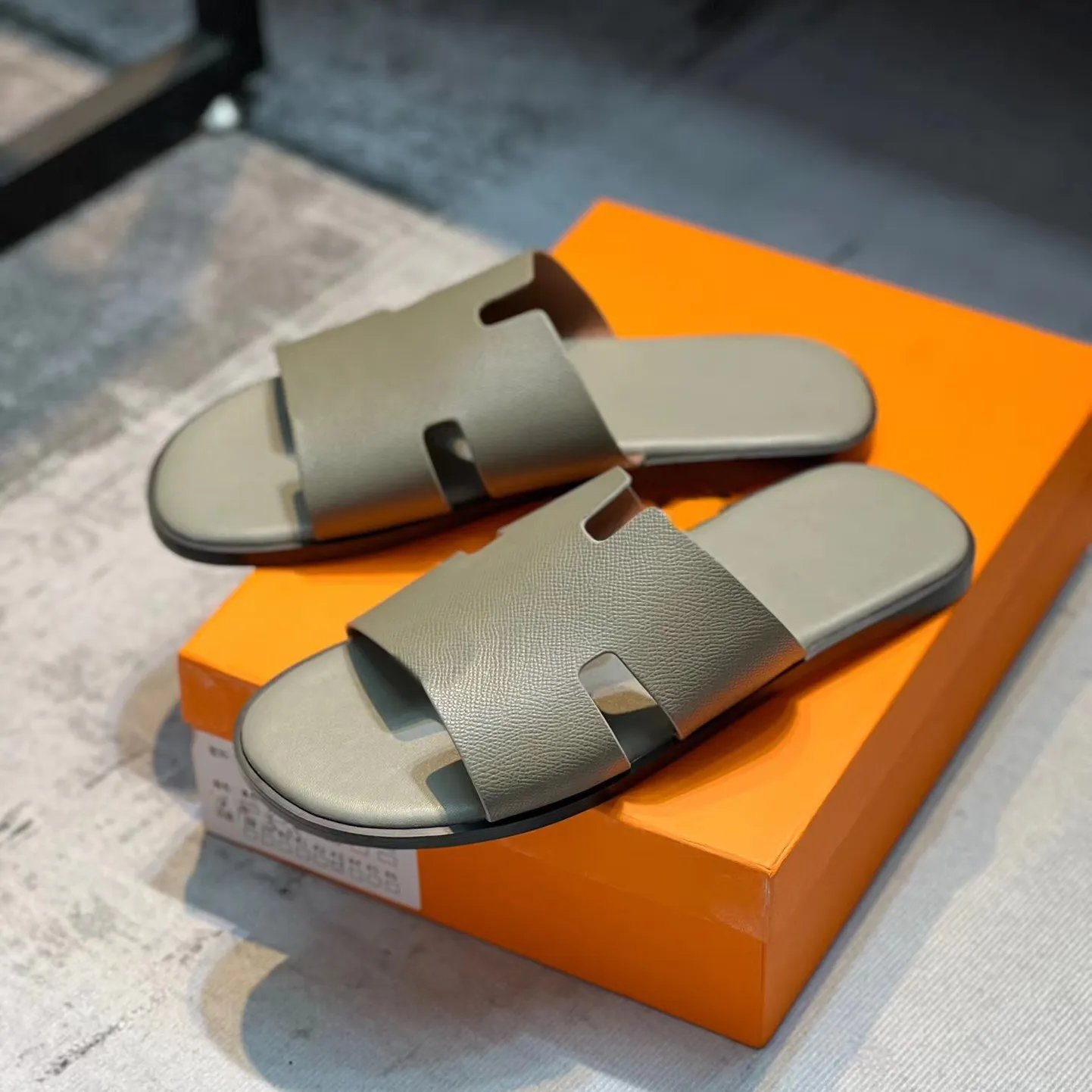 Men Slippers Designer Leather Sandals Flip Flop Heritage Calfskin Sandals Summer Lazy Large Beach Casual Slides