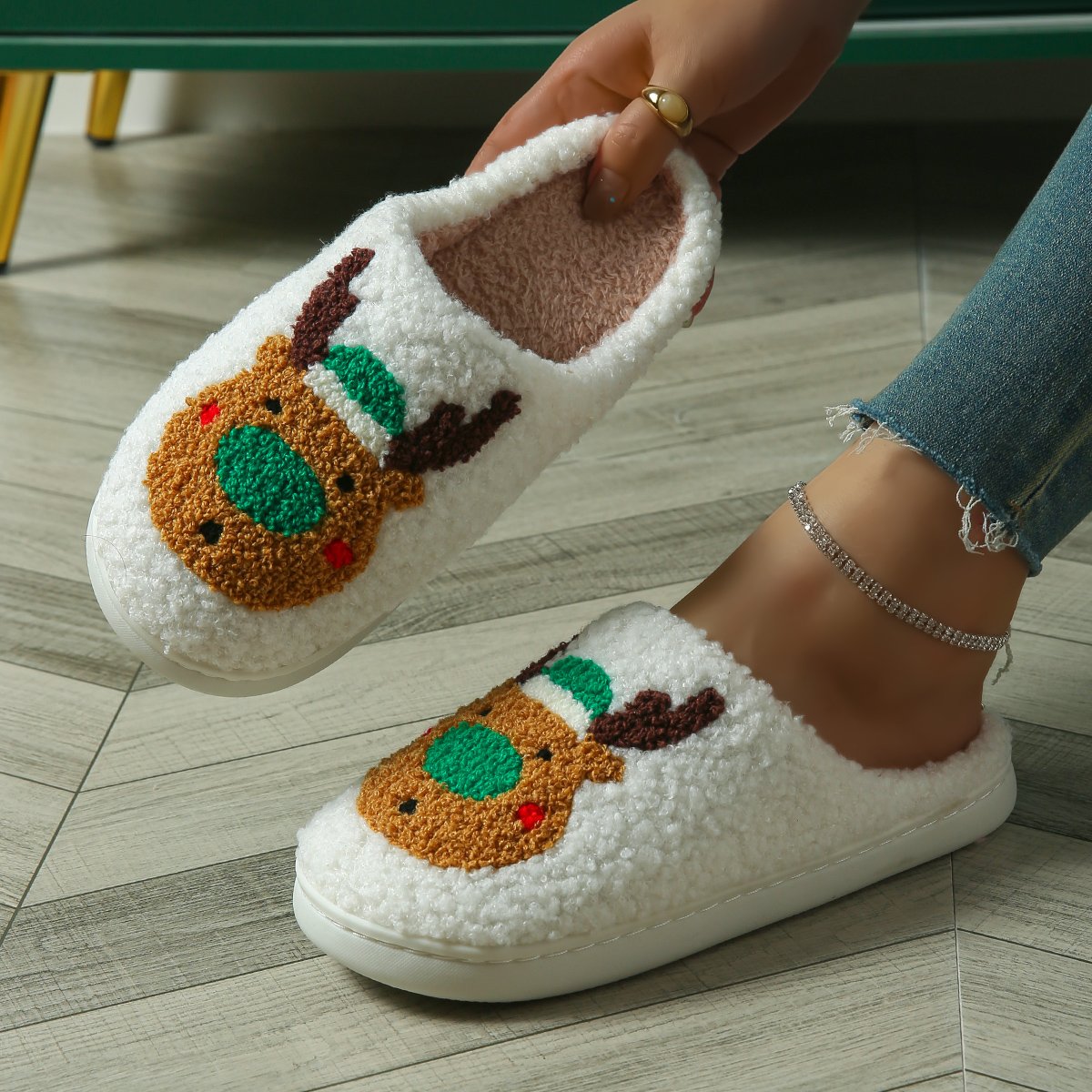 Competitive Price White Color Home Winter Slippers Fuzzy Cozzy Christmas Slide Slippers for Man and Women