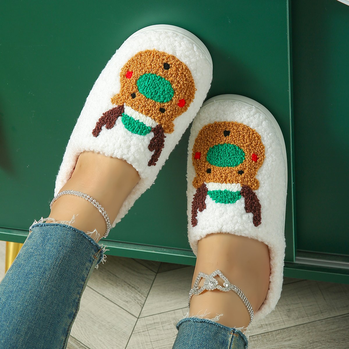Competitive Price White Color Home Winter Slippers Fuzzy Cozzy Christmas Slide Slippers for Man and Women