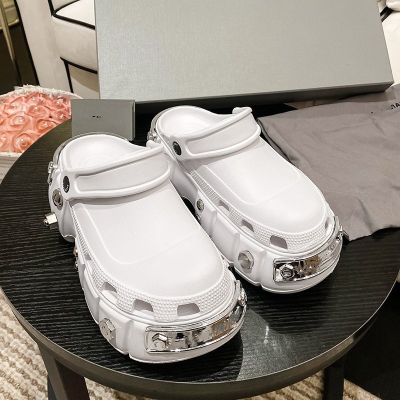 2024 Sponge cake hole shoes thick soled toe slippers anti slip and anti cool slippers