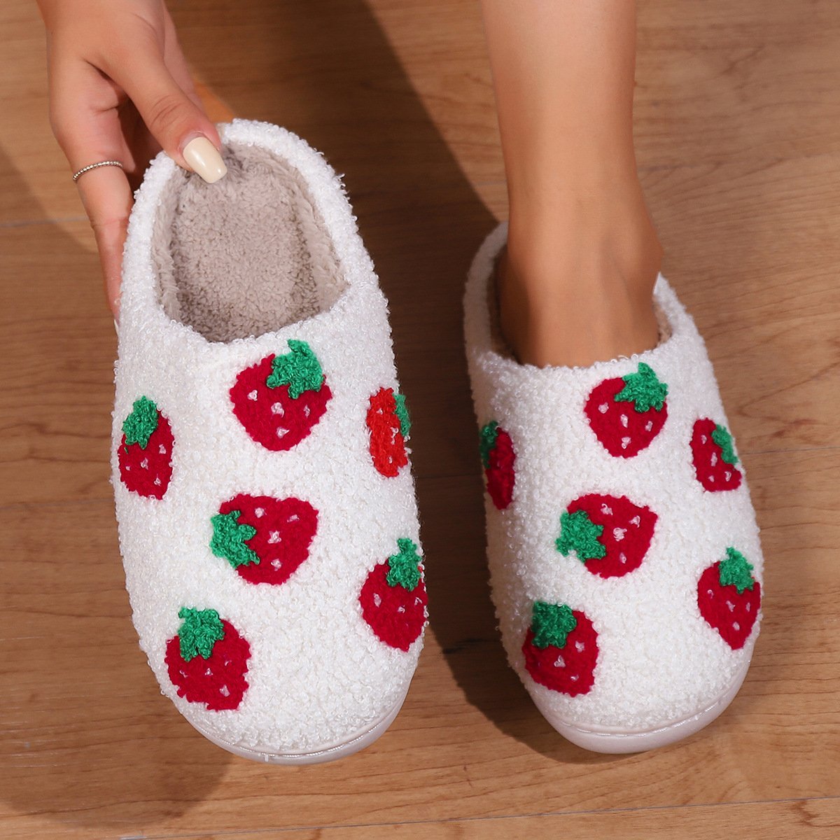 Customized Cute Cartoon Pattern Plush Slippers for Autumn and Winter Indoor Anti Slip and Warm Cotton Slippers for Women and Men