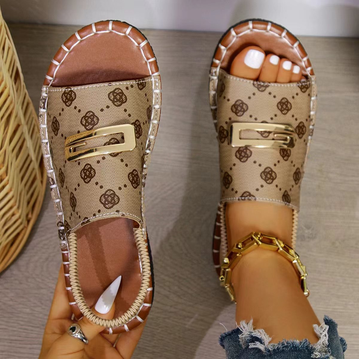 2024 New Arrivals Wholesale Designer Sandals Open Toe Stylish Outdoor Beach Women's Slippers