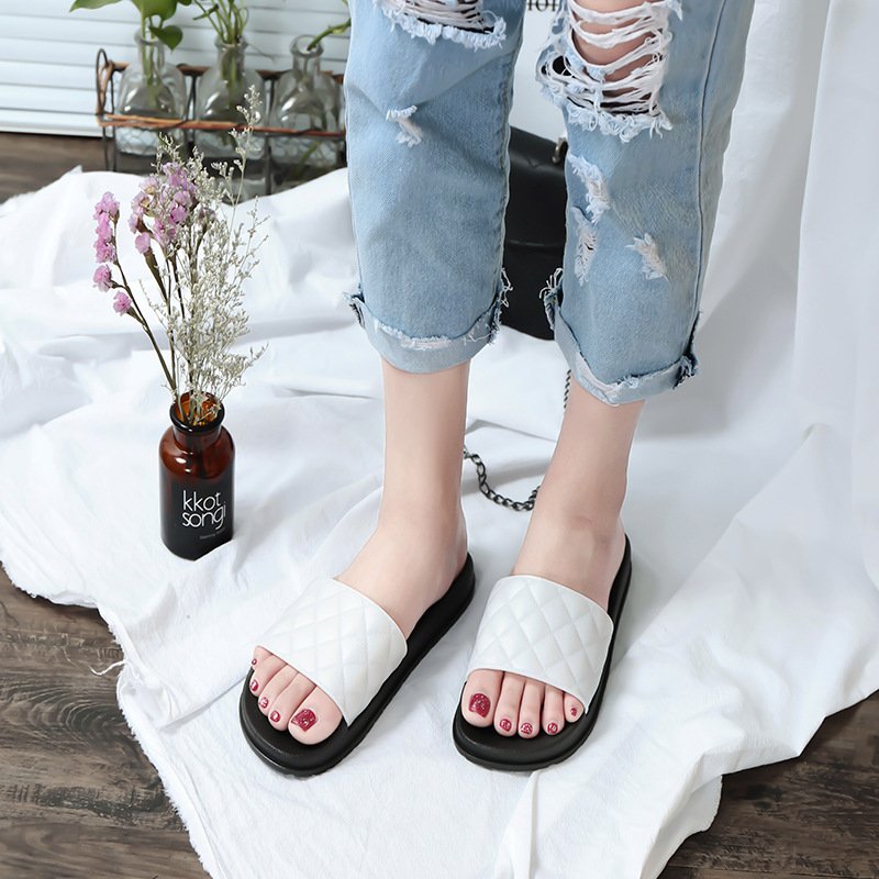 High Quality Soft Sole Round Head Single Strap Diamond Pattern Slides Slippers Waterproof Non-Slip Flat Sandals Women'Slippers