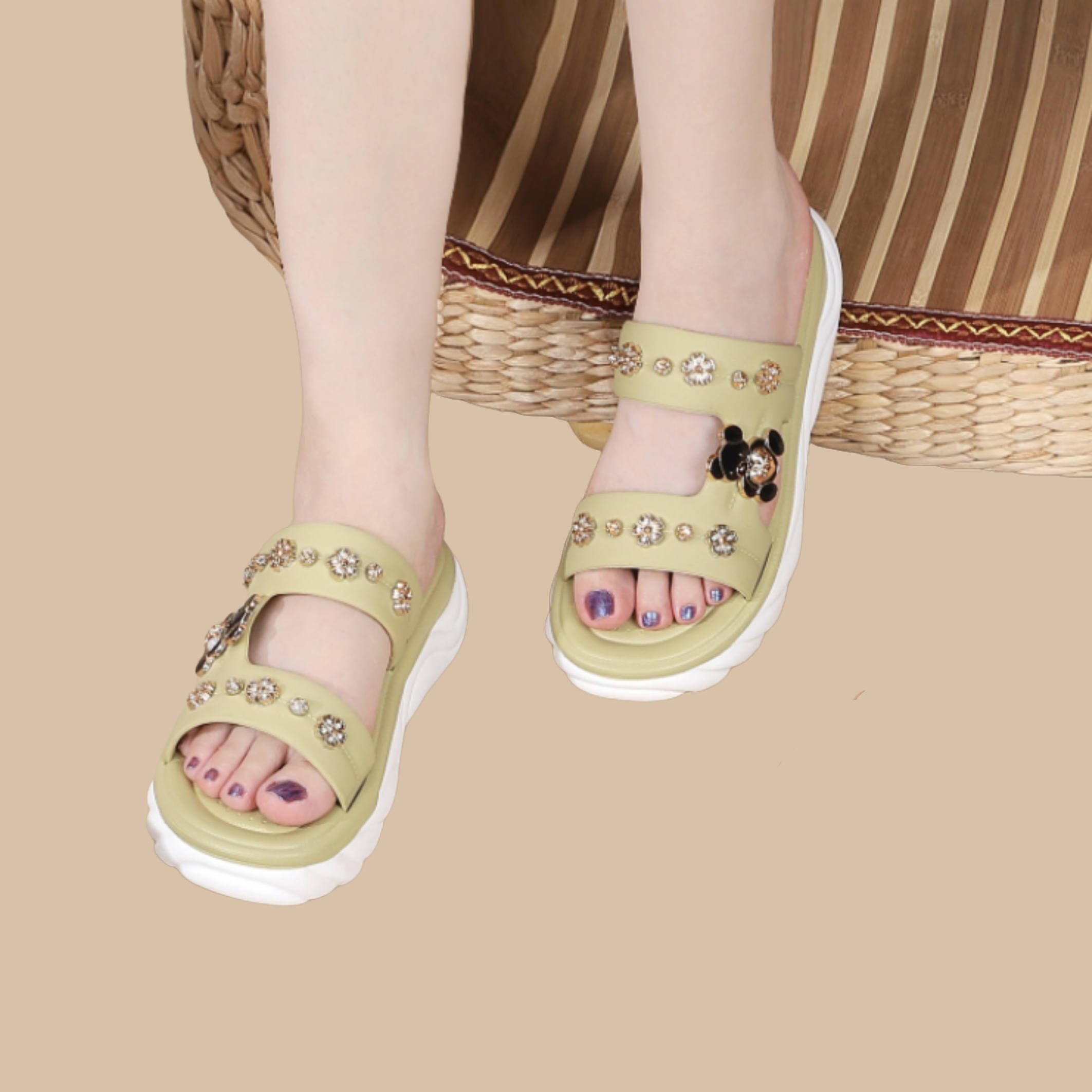 Women Outdoor Summer Slip-On Sandals Casual Trendy Slide Slippers Popular Fashion Footwear