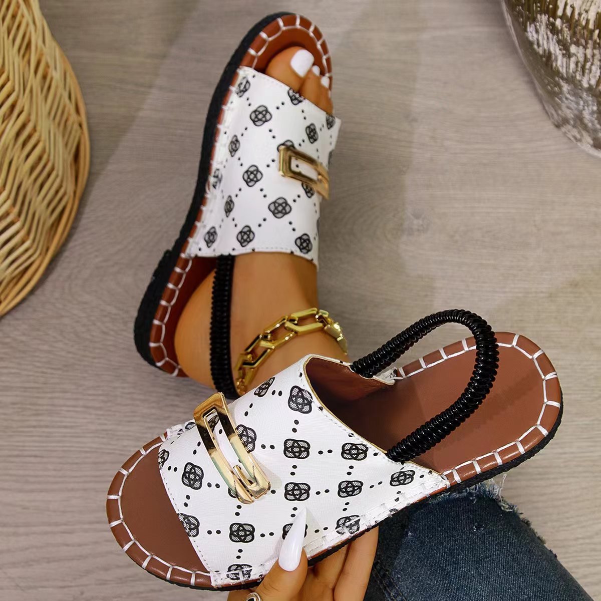 2024 New Arrivals Wholesale Designer Sandals Open Toe Stylish Outdoor Beach Women's Slippers