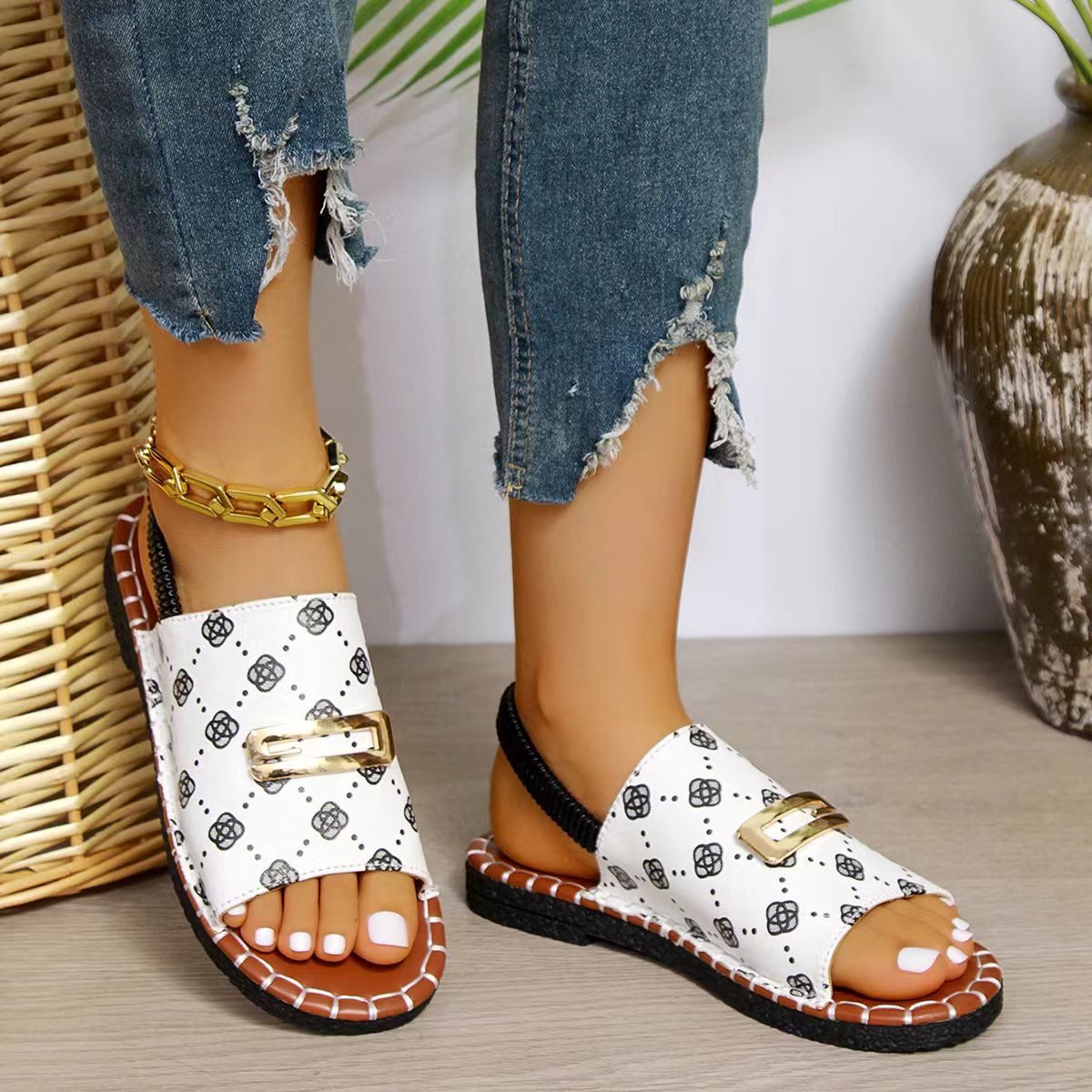2024 New Arrivals Wholesale Designer Sandals Open Toe Stylish Outdoor Beach Women's Slippers
