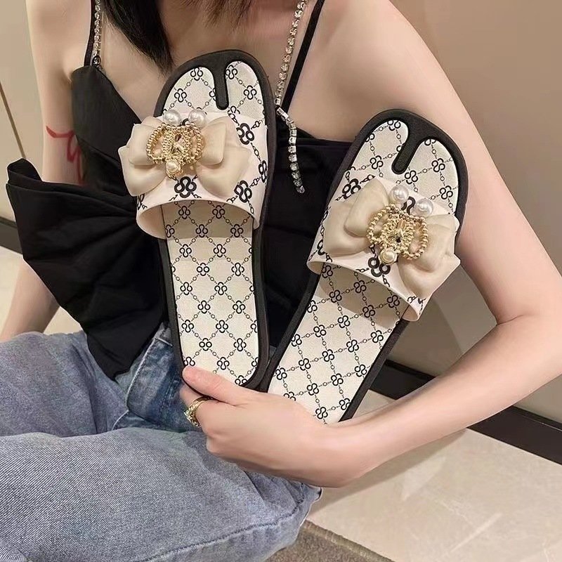 2024 Wholesale Stylish Beach Metal Buckle Women Lady Shoes Slippers Flat Sandals For Women And Ladies