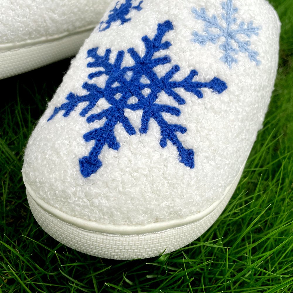 Autumn and Winter New Cute Snowflake Printed Thick Bottom Anti slip Comfortable Home Furnishing Women's Plush Slippers