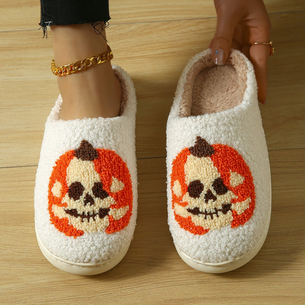Morden Fashion White Fuzzy Slides Slippers with Custom Logo Competitive Price and Halloween Cute Sign