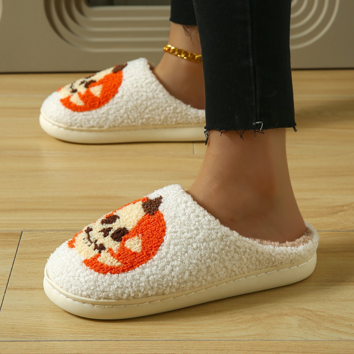 Morden Fashion White Fuzzy Slides Slippers with Custom Logo Competitive Price and Halloween Cute Sign
