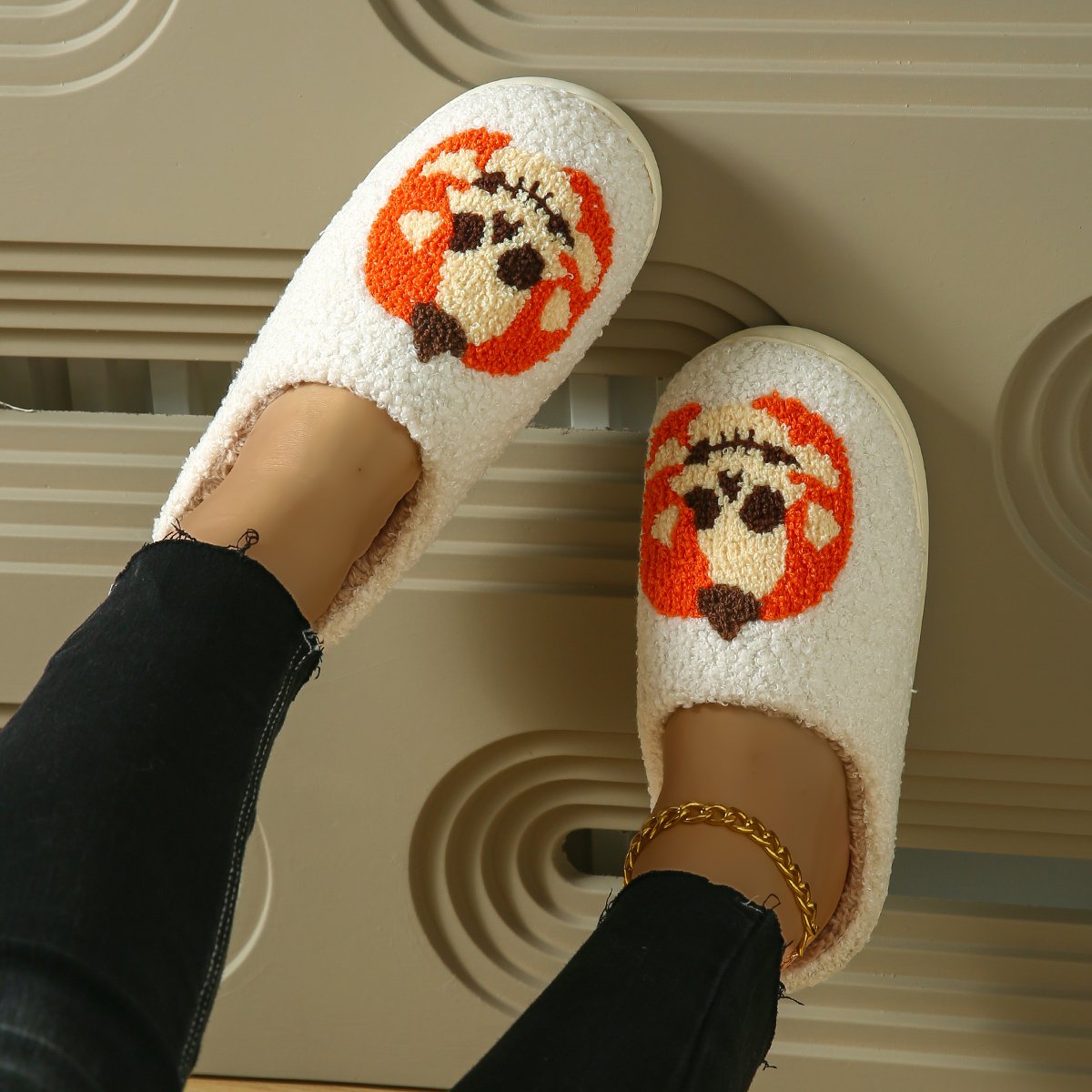 Morden Fashion White Fuzzy Slides Slippers with Custom Logo Competitive Price and Halloween Cute Sign
