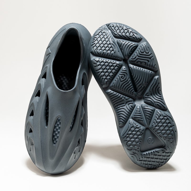Men's clogs Beach sandals EVA Men's cutout garden shoes Custom perforated slipper sneakers Water shoes Slide foam chute