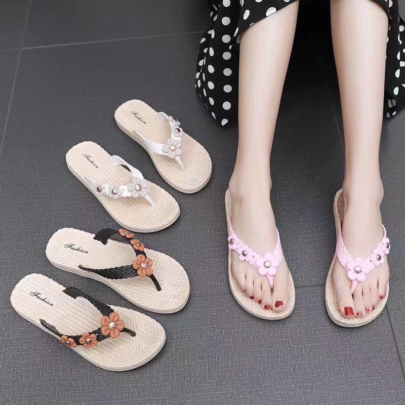 Latest Design Summer Flip Flop Slippers for Women Lightweight and Anti-Slippery Beach PVC and Rubber Insoles
