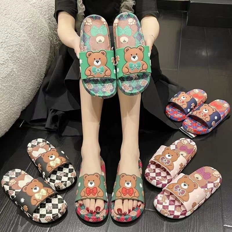 2023 Fashion Ins Style Women's Super Soft Cartoon Bear Slippers PVC Lined Home Outdoor Summer Slippers Wholesale Winter Season