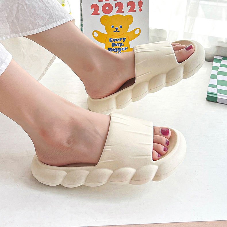 Wholesale Summer Fashion Ladies Trendy Beach Bath Slippers For Rain Open Toe EVA Injection Soft Thick Pillow Clouds Slides