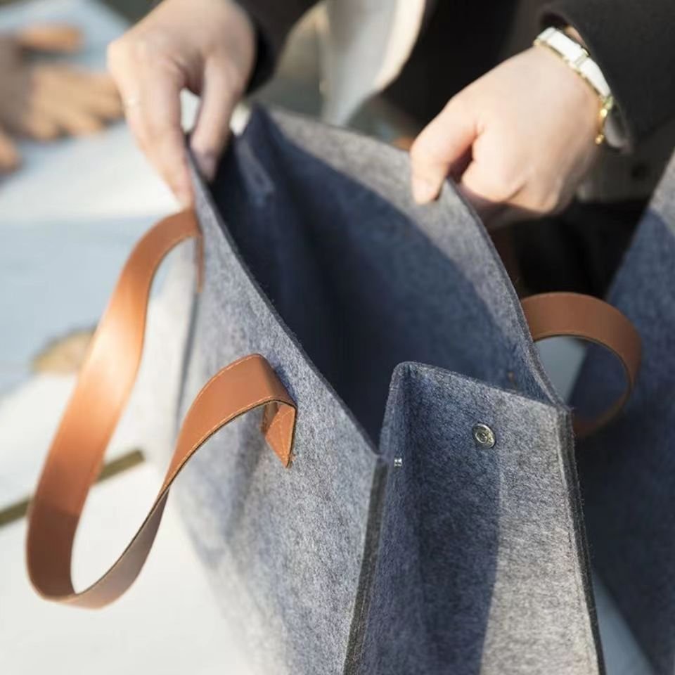 Leisure Commuting Tote Felt bag Is A Must-have For Going Out And Can Be Customized In Color And Size