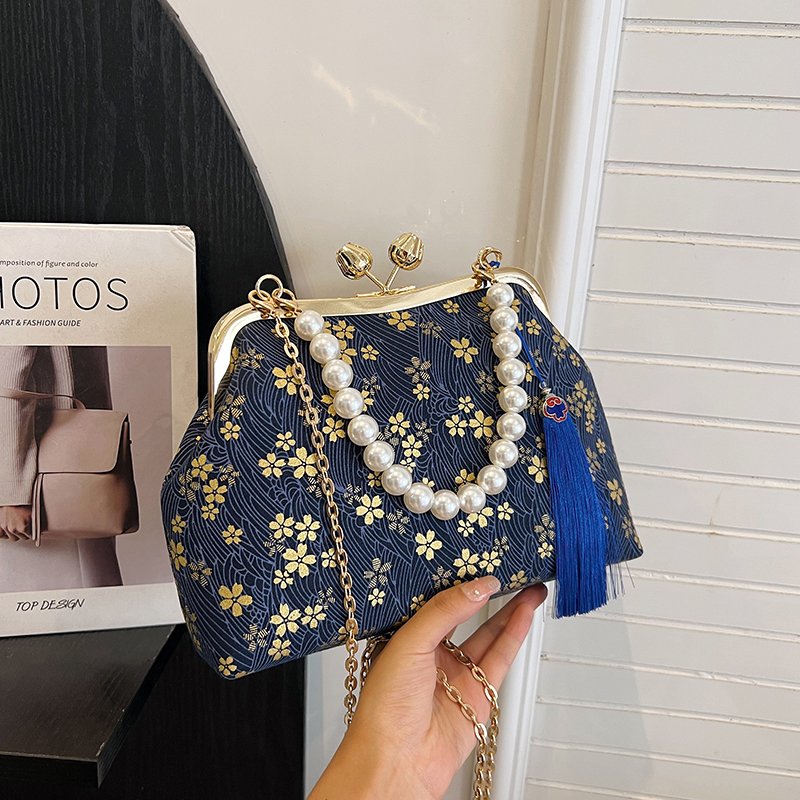 Tiktok popularity meta l chain pearl ladies sling doctor bag Wholesale lady's purses clutch bag Girl's evening bag with tassel