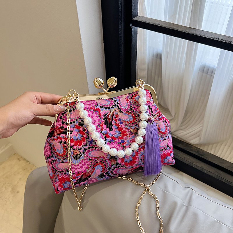 Tiktok popularity meta l chain pearl ladies sling doctor bag Wholesale lady's purses clutch bag Girl's evening bag with tassel