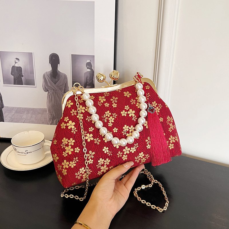 Tiktok popularity meta l chain pearl ladies sling doctor bag Wholesale lady's purses clutch bag Girl's evening bag with tassel
